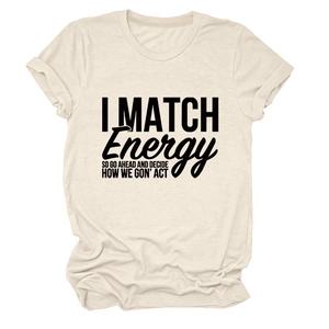 Gros plan d'un t-shirt crème à col rond avec texte artistique noir I MATCH ENERGY