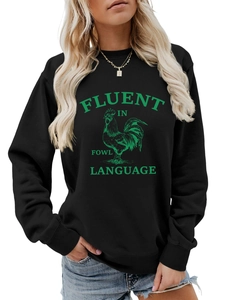 Gros plan sur l'imprimé coq Fluent in Fowl Language sur un sweat-shirt noir à col rond