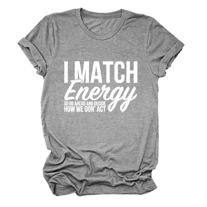 Détail du tissu t-shirt gris col rond et du slogan imprimé blanc I MATCH ENERGY