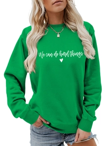 Détail du sweat vert avec le texte We Can Do Hard Things et l'imprimé d'un cœur
