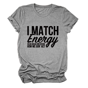Détail d'un t-shirt gris en coton avec imprimé I MATCH ENERGY et col rond classique