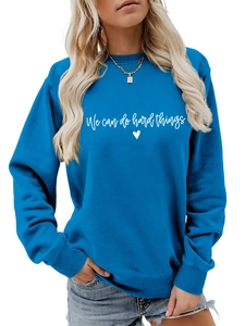 Détail du sweat bleu à col rond avec le slogan We Can Do Hard Things et petit cœur