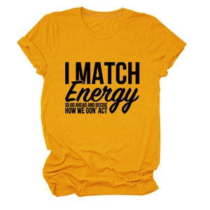 Détail d'un t-shirt en coton jaune moutarde avec lettrage noir et revers aux manches