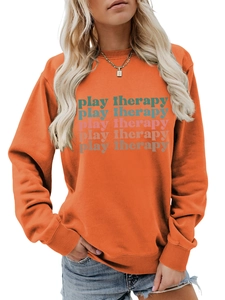 Detail des Play Therapy Verlaufsdrucks auf dem hellorangen Sweatshirt-Stoff