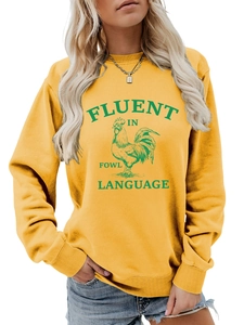 Détail du sweat-shirt moutarde avec imprimé graphique vert de coq Fluent In Fowl