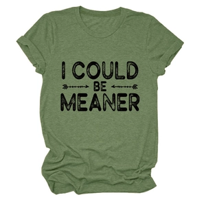 Détail du t-shirt vert gazon à col rond avec impression du slogan I COULD BE MEANER