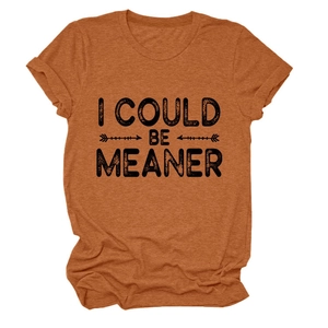 Détail d'un t-shirt orange rouille avec l'imprimé graphique noir I COULD BE MEANER