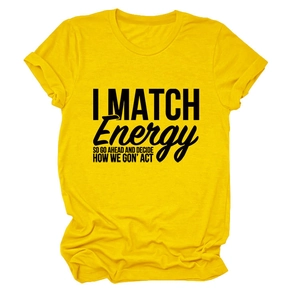 Détail d'un t-shirt jaune à col rond avec inscription gothique et texture en coton doux