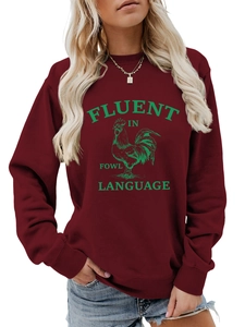 Détail du sweat bordeaux à col rond avec motif de coq Fluent in Fowl de style rétro
