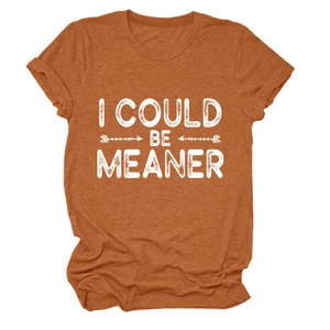 Détail d'un t-shirt rouge rouille avec texte blanc I COULD BE MEANER et flèches décor