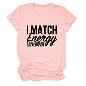 Détail de l'imprimé noir sur un t-shirt rose décontracté à col rond pour femme en coton