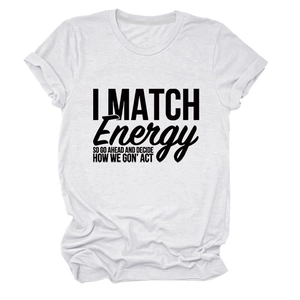 Détail d'un t-shirt en coton avec slogan noir audacieux et finitions de manches repliées