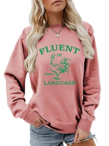 Détails des poignets côtelés et du col rond sur le sweat rose avec motif de coq