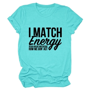 Détail d'un t-shirt vert menthe avec slogan I MATCH ENERGY et manches à revers