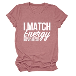 Détail du tissu du t-shirt rose poudré et de l'imprimé blanc avec slogan sur la poitrine