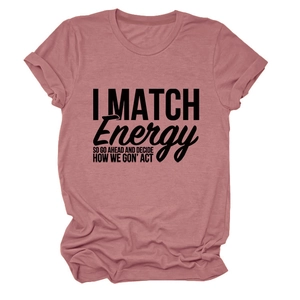 Gros plan de l'imprimé noir sur le t-shirt à manches courtes rose poudré en coton
