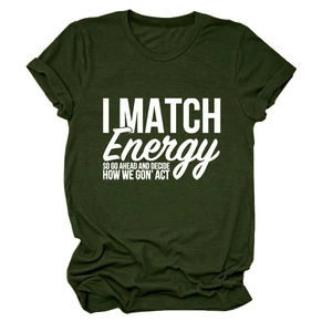 T-shirt vert olive à col rond avec un imprimé graphique blanc audacieux à plat