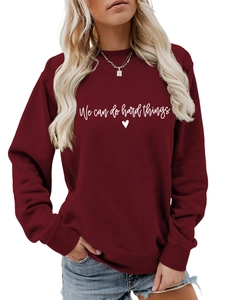 Gros plan du sweat bordeaux avec texte We can do hard things et détail de cœur