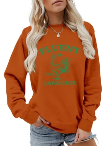 Détail du sweat-shirt orange à col rond avec motif de coq vert et texte anglais