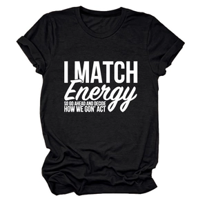 Détail à plat d'un t-shirt en coton noir avec typographie blanche I MATCH ENERGY