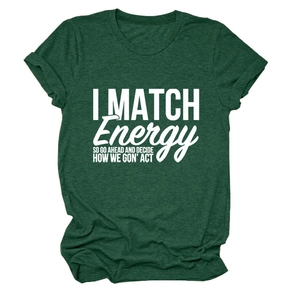 Détail du t-shirt vert foncé avec impression de lettres blanches I MATCH ENERGY