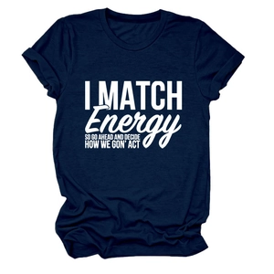 Détail du T-shirt en coton bleu marine avec slogan blanc I MATCH ENERGY imprimé