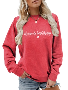 Détail du sweat rouge avec texte blanc We can do hard things et petit cœur