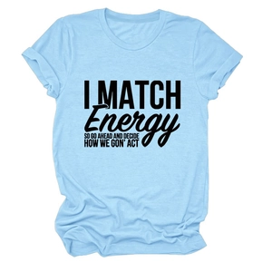 Détail d'un t-shirt en coton bleu clair à col rond avec un slogan noir audacieux