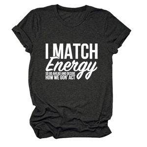 Détail du t-shirt gris à col rond avec impression du slogan blanc I MATCH ENERGY