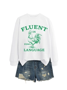 Détail du sweat-shirt blanc avec imprimé coq et short en jean bleu pour femmes