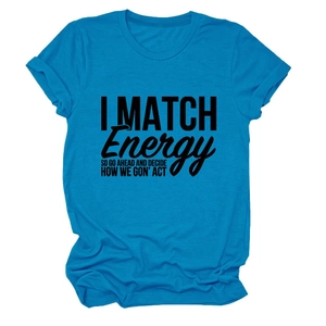 Détail du t-shirt bleu en coton avec slogan I MATCH ENERGY et texture de tissu doux