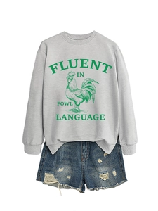 Mise à plat d'un sweat gris avec imprimé coq vert et short en jean bleu