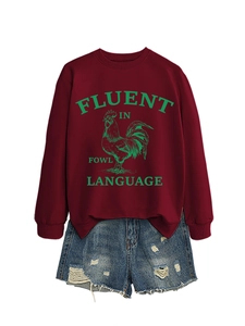 Sweat bordeaux à motif coq et short en jean vieilli sur fond blanc épuré