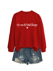 Ensemble sweat à col rond rouge et short en jean bleu délavé posé à plat