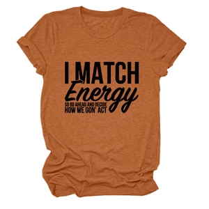 Détail du t-shirt orange rouille à col rond avec impression du slogan 'I MATCH ENERGY'