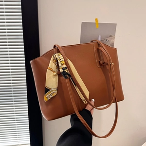 Große braune Shopper-Tasche aus Leder mit floralem Seidentuch-Detail für das Büro-Outfit
