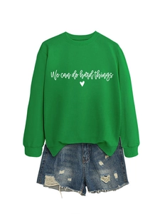 Détail du sweat vert avec inscription We can do hard things et mini short en jean