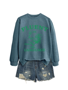 Mise à plat de sweat-shirt bleu à motif coq avec short en jean vieilli sur fond blanc