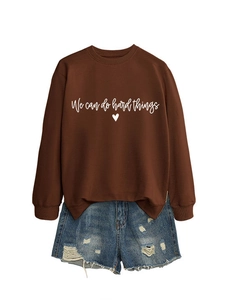 Détail du sweat marron foncé avec imprimé 'We can do hard things' et short en jean bleu