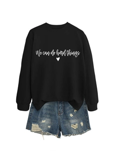 Vue détaillée du sweat-shirt noir à imprimé et du short en jean bleu avec finitions usées
