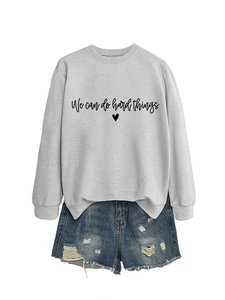 Sweat gris col rond avec texte We Can Do Hard Things et short en jean à plat