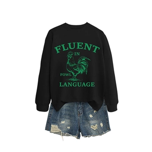 Sweat noir femme Fluent In Fowl avec short en jean bleu délavé et déchiré