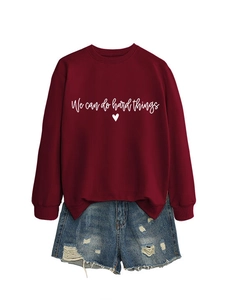 Détail du sweat à col rond avec texte et short en jean déchiré en bordeaux et bleu denim