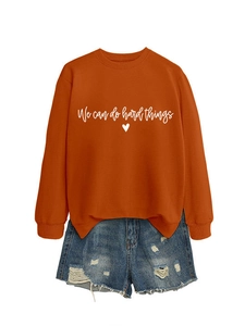 Détail du sweat-shirt orange brûlé avec impression We can do hard things et cœur