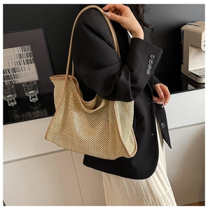 Gros plan détaillé sur la texture tressée en paille de ce grand sac cabas femme