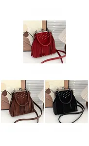 Dettaglio delle borse a tracolla vintage con frange nei colori bordeaux, marrone e nero