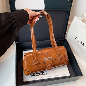 Sac baguette marron en similicuir avec rivets et boucle argentée dans un coffret