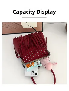 Visualizzazione della capacità interna della borsa a tracolla bordeaux con nappe e borchie