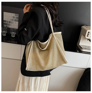 Détail du sac cabas en maille avec bordure en cuir blanc et fine bandoulière sur mannequin