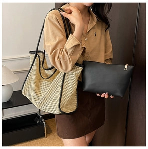 Détail du sac cabas tissé ajouré avec pochette intérieure noire et fine bandoulière
